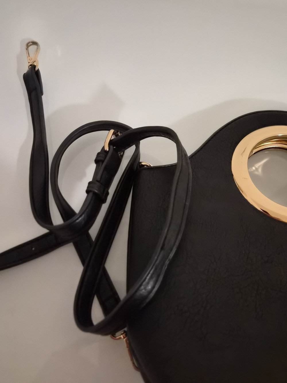Elegant Black Shoulder Bag with Gold Ring Detail - Picture 8 of 8